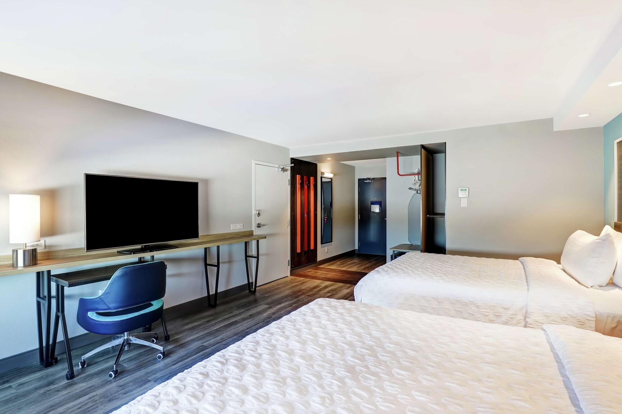 Tru By Hilton Edmonton Windermere מראה חיצוני תמונה