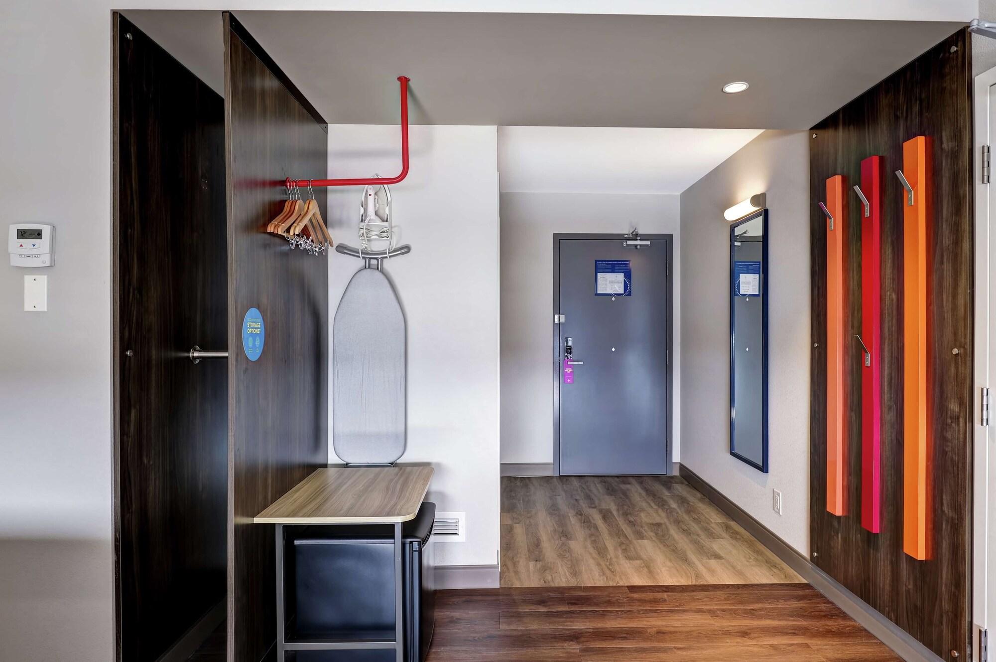 Tru By Hilton Edmonton Windermere מראה חיצוני תמונה