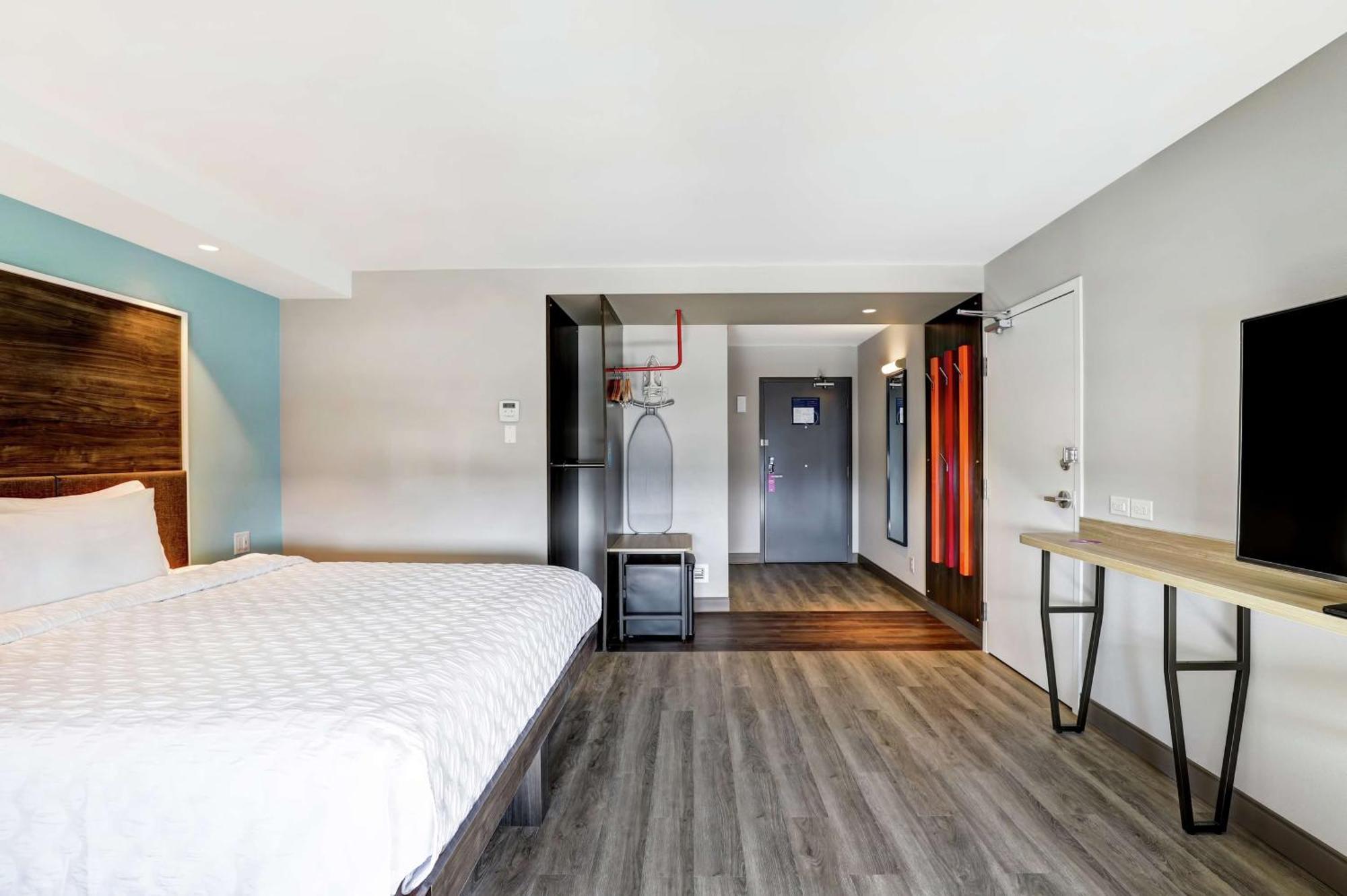 Tru By Hilton Edmonton Windermere מראה חיצוני תמונה